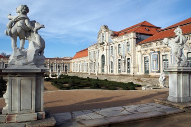 Queluz Sarayı 'nın balo salonu kanadı, Hanging Garden heykelleri, 18. yüzyıl barok mimari anıtı, Queluz, Portekiz - 23 Aralık 2021