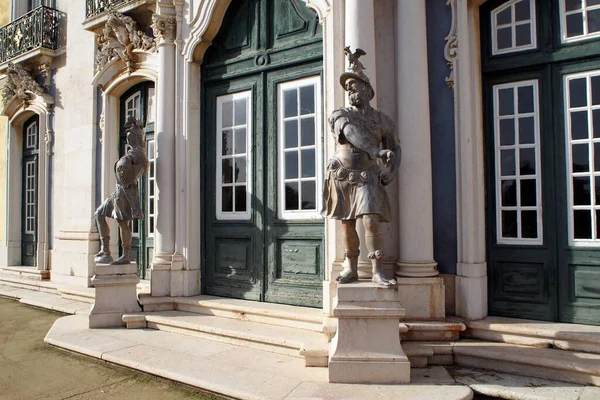 Harcosok Szobrai Akasztókertekre Néző Ünnepélyes Bejáratnál Queluz Palota Századi Barokk — Stock Fotó