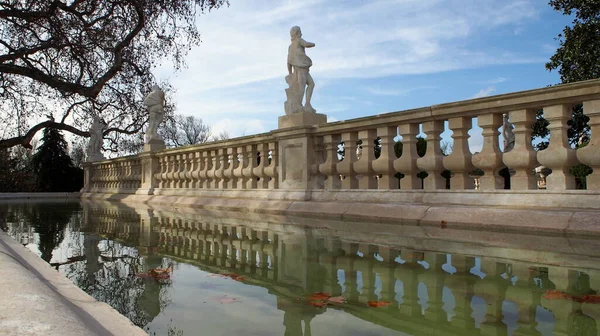 水溜りの上のバルーストレードと彫刻 ケルーズ宮殿の空中庭園 ポルトガルのリスボン近くの18世紀のロイヤルレジデンス 12月23 2021 — ストック写真
