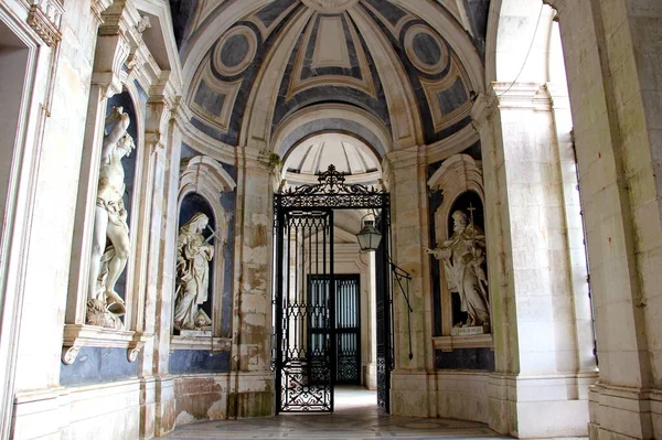 Mafya Sarayı Manastırı Bazilikası Galerinin Girişi Heykellerle Süslenmiş Lizbon Yakınlarındaki — Stok fotoğraf