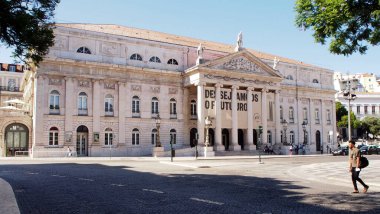 Kraliçe Maria Ulusal Tiyatrosu, 1842 ve 1846 yılları arasında inşa edilmiştir, Rossio Meydanı, Lizbon, Portekiz - 8 Temmuz 2021