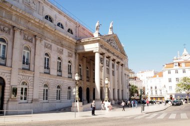 Kraliçe Maria Ulusal Tiyatrosu, 1842 ve 1846 yılları arasında inşa edilmiştir, Rossio Meydanı, Lizbon, Portekiz - 8 Temmuz 2021