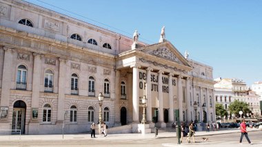 Kraliçe Maria Ulusal Tiyatrosu, 1842 ve 1846 yılları arasında inşa edilmiştir, Rossio Meydanı, Lizbon, Portekiz - 8 Temmuz 2021