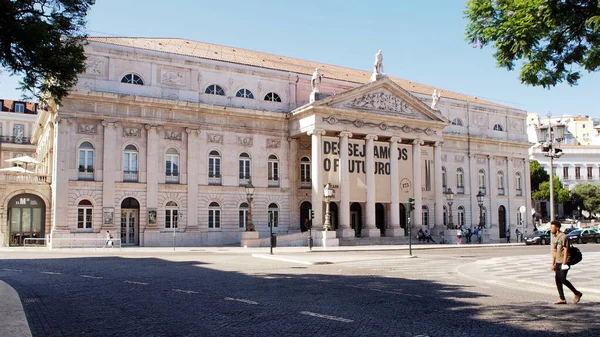 Kraliçe Maria Ulusal Tiyatrosu, 1842 ve 1846 yılları arasında inşa edilmiştir, Rossio Meydanı, Lizbon, Portekiz - 8 Temmuz 2021