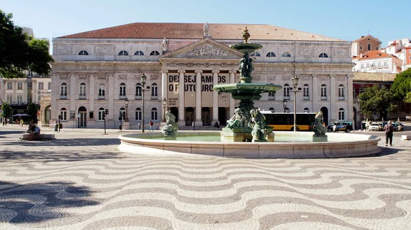 Rossio Meydanı 'nın kuzey köşesi, Kraliçe 2. Maria Ulusal Tiyatrosu, 1842 ve 1846 yılları arasında inşa edildi, ve kuzey çeşmesi, Lizbon, Portekiz - 8 Temmuz 2021