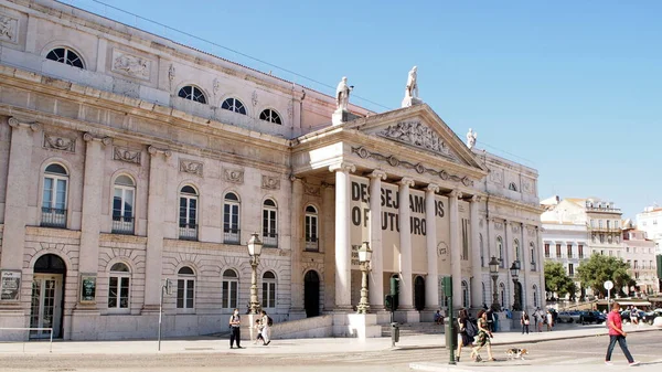 Kraliçe Maria Ulusal Tiyatrosu, 1842 ve 1846 yılları arasında inşa edilmiştir, Rossio Meydanı, Lizbon, Portekiz - 8 Temmuz 2021