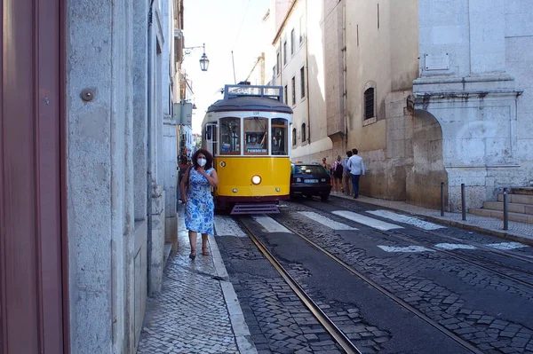 Iconic Yellow Tram Car Passing Narrow Spot Rua Sao Pedro — Stock Photo, Image
