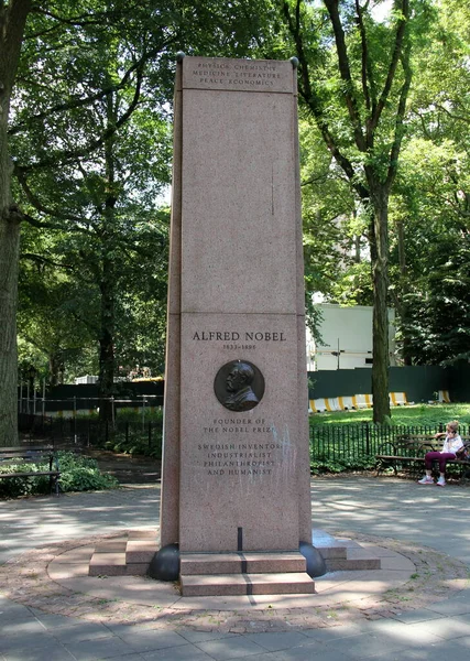 2020年6月28日ニューヨーク自然史博物館のセオドア ルーズベルト パークにあるアルフレッド ノーベル記念碑 — ストック写真