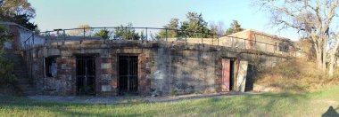 Nine Gun Battery 'nin harabe deposu, Fort Hancock' un terk edilmiş kıyı topçuları, panoramik çekim, Sandy Hook, Middletown, NJ, USA - 6 Kasım 2019