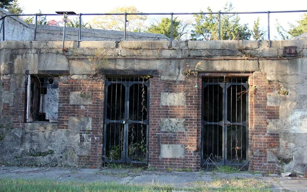 ナインガンバッテリーの倉庫が破壊され ハンコック砦 サンディフック砦 ミドルタウン ニュージャージー州 米国の沿岸砲兵施設が放棄されました 11月6 2019 — ストック写真