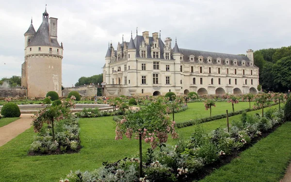 切农索城堡 Chateau Chenonceau 从官邸西侧的正式花园看 是法国Indre Loire的凯萨琳 德美第奇花园 Catherine Medicis Chenonceaux — 图库照片