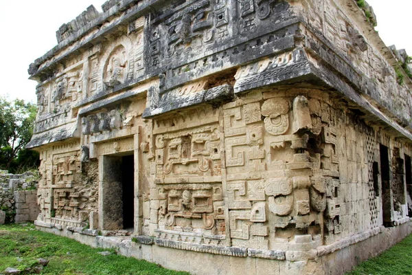 Entrédörren Och Basreliefer Dekorerad Vägg Nunnery Detaljer Chichen Itza Yucatan — Stockfoto