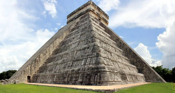 고고학 유적지 중앙에 카스티요 Panoramic Shot Closeup Chichen Itza Mexico — 스톡 사진