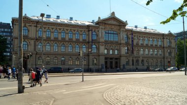 Finlandiya 'nın en büyük klasik sanat koleksiyonu olan Ateneum, 18 Kasım 1887' de Rautatientori Meydanı 'nın güney tarafındaki şehir merkezinde açıldı.