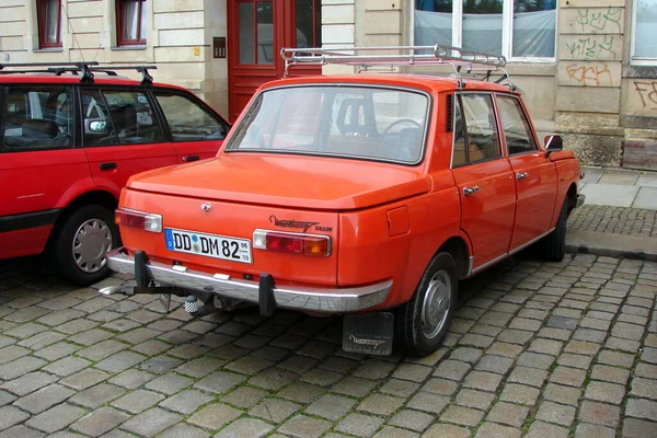 East German Manufactured Automobile Wartburg Produção 1980 Estacionado Pavimento Pedra — Fotografia de Stock