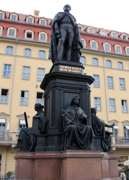 2007年9月30日在德国德累斯顿新市场广场 萨克森国王弗雷德里克 奥古斯塔斯二世雕像 — 图库照片