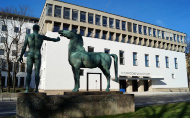 Horse Tamer, bronz heykel, 1928 'de Münih Teknik Üniversitesi' nin ana binası Hermann Hahn tarafından yapıldı, arka planda, Münih, Almanya - 26 Aralık 2015
