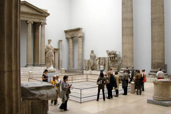 德国柏林Pergamon博物馆大厅的观众 2007年9月22日 — 图库照片