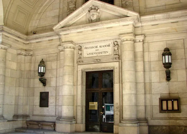 2007年9月22日 德国柏林 普鲁士科学院大楼入口 阿尔伯特 爱因斯坦的纪念牌匾在门左边 — 图库照片