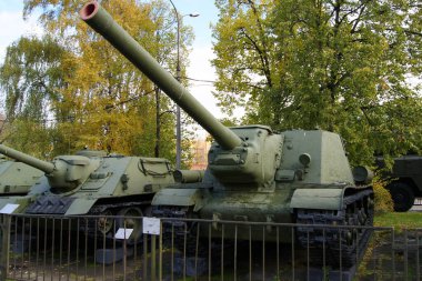 SU-100 ve ISU-122, 2. Dünya Savaşı 'ndan kalma kendi güdümlü topçu sistemleri, Merkez Silahlı Kuvvetler Müzesi' ndeki açık hava sergisi kapsamında, Moskova, Rusya - 15 Ekim 2010