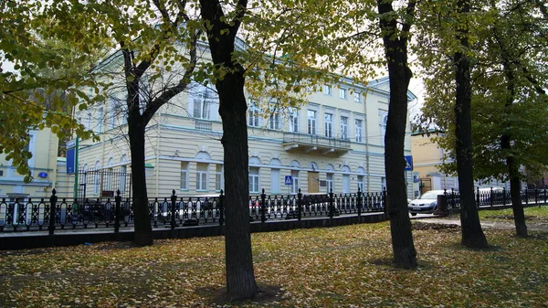 Tatishchevマンション ペトロフスキー大通りで8 古典主義様式の18世紀の都市マナー 大通りの木の中央路地からの眺め モスクワ ロシア 10月15 2010 — ストック写真