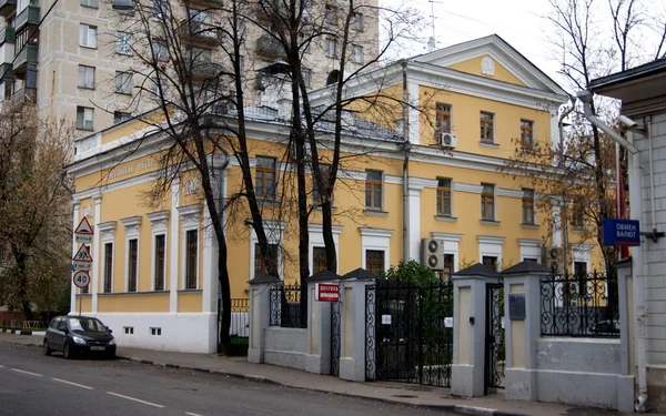 Gerestaureerde Klassieke 19E Eeuwse Herenhuis Huisvesting Russisch Bosbouw Museum Monetchikovsky — Stockfoto
