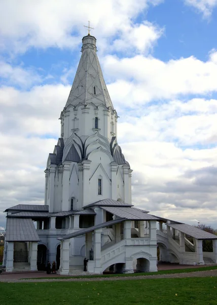 Iglesia Ascensión Kolomenskoye Siglo Xvi Follaje Otoñal Sobre Fondo Cielos —  Fotos de Stock