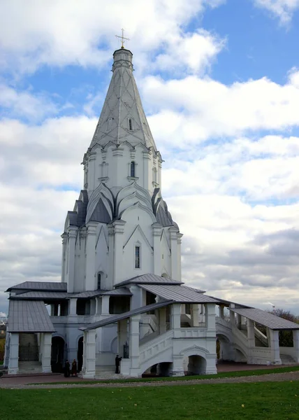 Ascension Church Kolomenskoye 나뭇잎 배경에 구름낀 러시아 모스크바 2010 — 스톡 사진