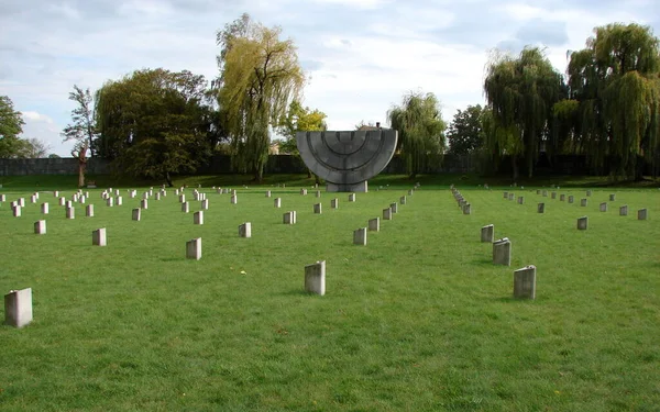 捷克共和国Terezin Theresienstadt的墓地 纪念碑和纪念馆 2007年9月29日 — 图库照片