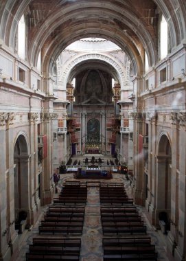 Bazilika 'nın içi, Saray Galerisi' nin ana havzası, 18. kat. Barok ve Neoklasik stiller, Mafra Sarayı-Manastırı, Portekiz - 22 Aralık 2021