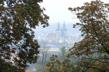 Eski Şehir 'in tarihi binalarının siluetleri kasvetli yağmurlu bir günde Prag Şatosu, Prag, Çek Cumhuriyeti' nin bahçesinden 27 Eylül 2007 'de kasvetli bir şekilde şehrin diğer ucuna bakıyor.