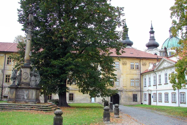 Premonstratensians女修道院 第一个四合院 周围是17世纪的巴洛克建筑和钟楼 Doksany 2007年9月29日 — 图库照片