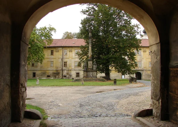 Rahibeler Premonstratensians Manastırı Barok Marian Sütunlu Ilk Avlunun Girişi Doksany — Stok fotoğraf