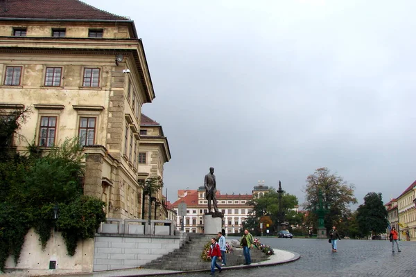 Πλατεία Καστλ Masaryk Άγαλμα Στο Κέντρο Street Scene Στις Ζοφερές — Φωτογραφία Αρχείου