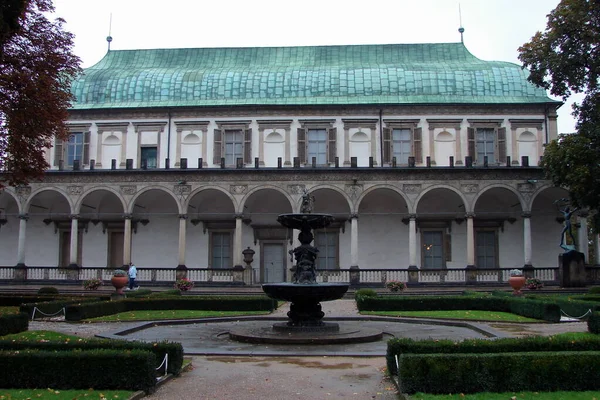 アン女王の夏の宮殿 別名ベルヴェデーレ 16世紀のルネサンス様式の建物 プラハ城のロイヤルガーデンに位置し 暗い雨の日の景色 プラハ チェコ 9月27 2007 — ストック写真