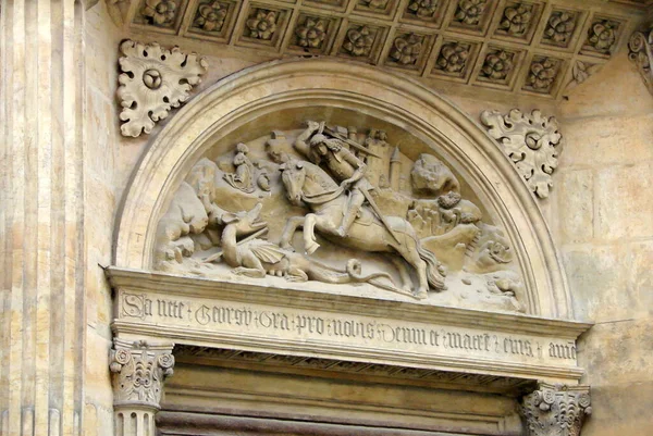 Готичний Барельєф Святого Георгія Вбиває Дракона Над Бічним Входом Базиліки — стокове фото