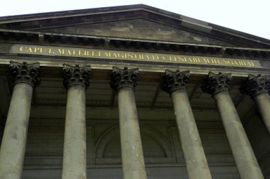 Esztergom Bazilikası, cephenin ayrıntıları, Latince harflerle 