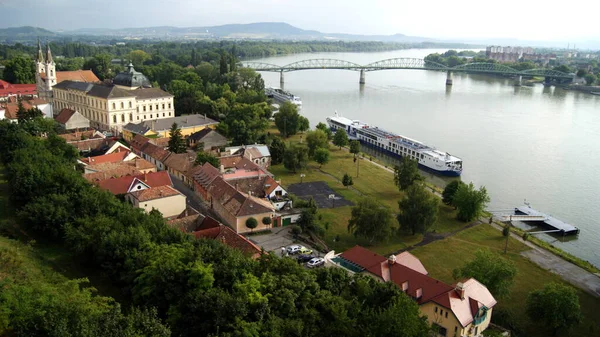 Ποταμός Μέρος Της Πόλης Maria Valeria Bridge Danube Μεταξύ Ουγγαρίας — Φωτογραφία Αρχείου