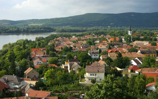 Widok Brzeg Rzeki Część Miasta Zakręt Dunaju Wzgórza Stronie Słowackiej — Zdjęcie stockowe