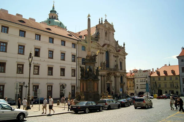 マルダサンケ広場の西側 バロック様式の聖ニコラス教会を背景にした聖三位一体柱 ストラナ プラハ チェコ共和国2011年7月9日 — ストック写真