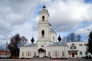 Sts. Peter ve Paul Katedrali, klasik tarzda inşa edilmiş, 18. yüzyılın sonlarında, Tarusa, Kaluga Oblastı, Rusya - 16 Ekim 2011