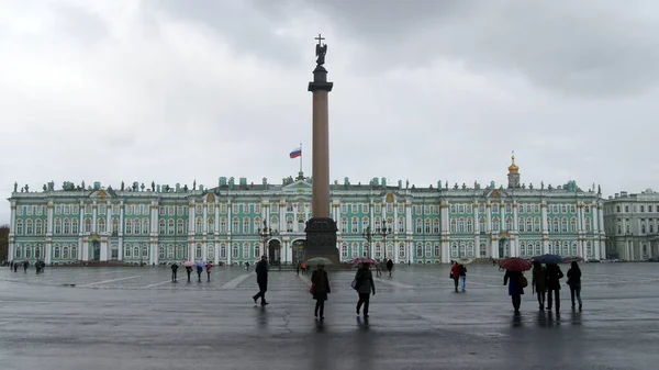 Palace Square Gloomy Rainy Day Scene Pedestrians Covering Umbrellas Alexandrian — Stock Photo, Image