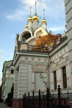 Diveyevo Azizleri 'nin Kutsal Kutlaması Kilisesi, soğan kubbeleri manzaralı, Meshchansky Bölgesi Prospekt Mira, Moskova, Rusya - 18 Ekim 2011