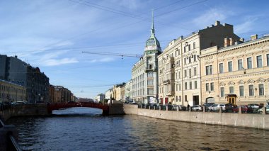 Kızıl Köprü 'nün doğusundaki Moyka Nehri, 20. yüzyılın başlarındaki Art Nouveau mağaza binası, sağ tarafındaki kubbe, St. Petersburg, Rusya - 12 Ekim 2011
