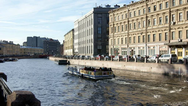 Barco Excursão Passando Moyka River Direção Ponte Vermelha São Petersburgo — Fotografia de Stock