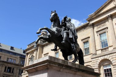 Wellington Dükü 'nün binicilik heykeli, John Steell tarafından 1852' de açıldı, Princes Caddesi, Edinburgh, İskoçya - 1 Temmuz 2016