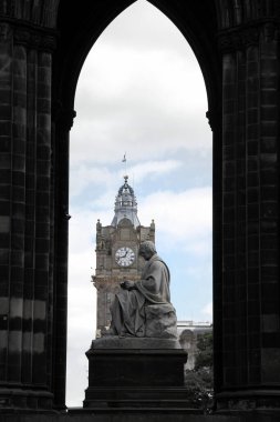 Princes Street Gardens 'taki Scott Anıtı, içeride Sör Walter Scott' ın heykeli, arka planda Balmoral saat kulesi, Edinburgh, İskoçya, İngiltere - 1 Temmuz 2016