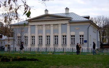 Ignatyeva-Belkin şehir konağı, 1812 yılının klasik tarzı yangın sonrası konağı, Lyusinovskaya Caddesi 8, akşam üstü manzaralı, Moskova, Rusya - 16 Ekim 2010