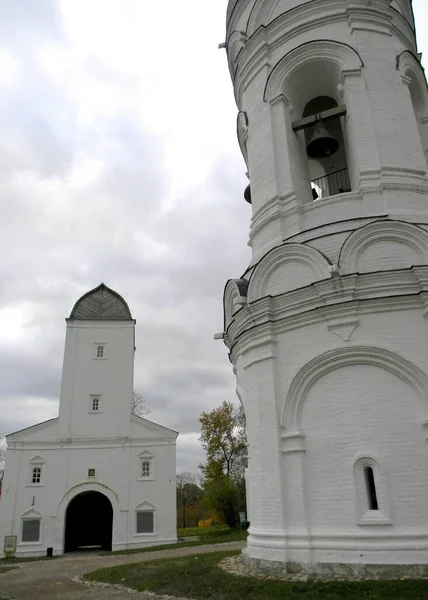 水の塔 17世紀 聖ジョージ教会の鐘楼 16世紀 右のクローズアップ Kolomenskoye モスクワ ロシア 10月14 2010 — ストック写真