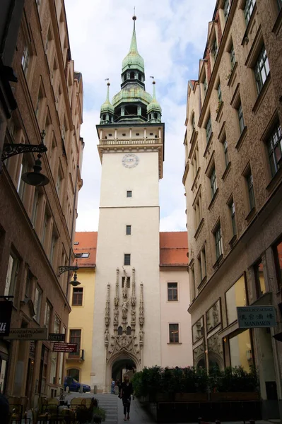 Eski Belediye Binasının Saat Kulesi Ikonik Gotik Portalla Süslenmiş Eğri — Stok fotoğraf